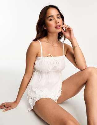 ASOS DESIGN ‑ Pyjama in Weiß mit Camisole und Shorts mit Lochmuster