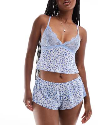 ASOS DESIGN - Pyjama mit Blümchenmuster in Blau mit Camisole mit Netzstoff und Spitze und Shorts