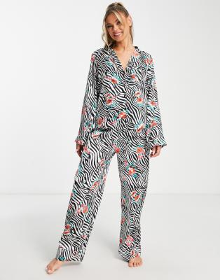 ASOS DESIGN - Pyjama mit Hemd und Hose aus Satin mit Blumen-Animal-Print in Schwarz und Weiß-Bunt