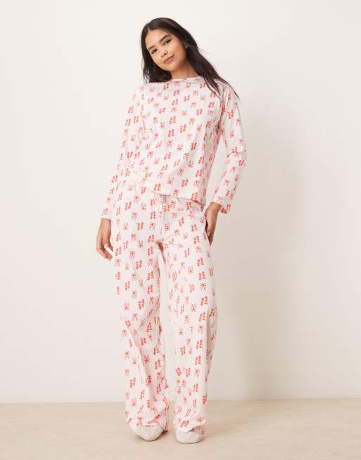 ASOS DESIGN – Pyjama mit langärmligem Oberteil und Hose in Rosa mit Schleifen-Print in Rot, 2 von 4