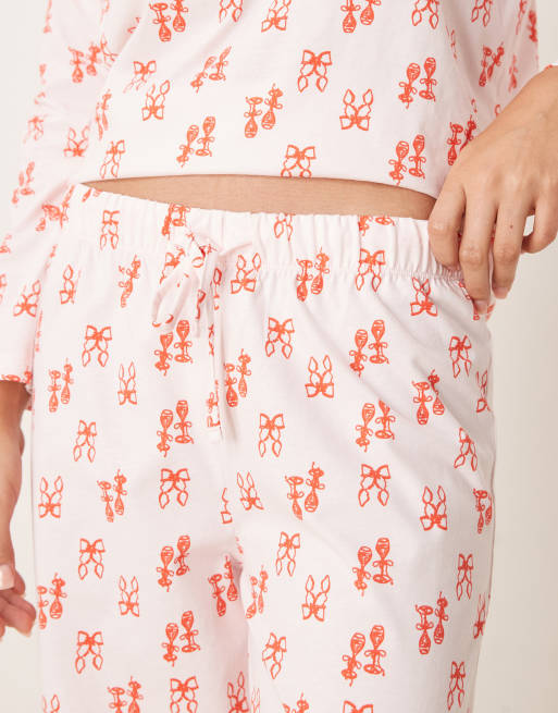 ASOS DESIGN – Pyjama mit langärmligem Oberteil und Hose in Rosa mit Schleifen-Print in Rot, 3 von 4