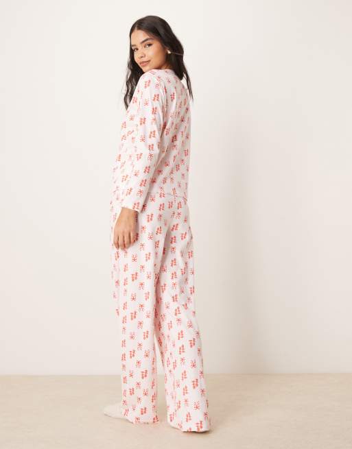 ASOS DESIGN – Pyjama mit langärmligem Oberteil und Hose in Rosa mit Schleifen-Print in Rot, 4 von 4