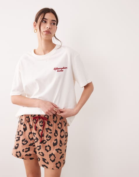 ASOS DESIGN – Pyjama mit Oversize-T-Shirt mit „Hibernation Modus“-Grafik und Shorts mit Leopardenmuster - view 1