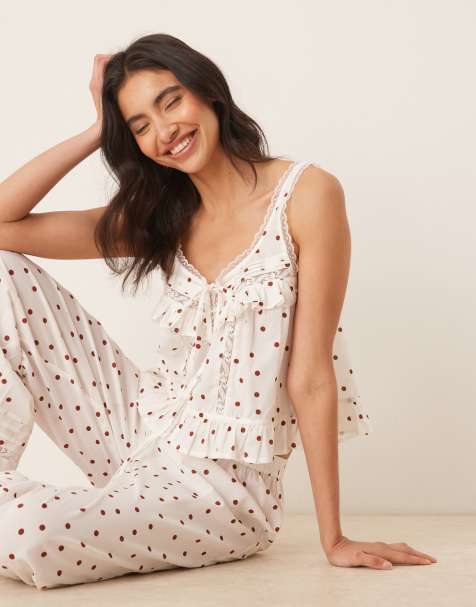 ASOS DESIGN – Pyjama mit Punktemuster bestehend aus Rüschen-Camisole mit Knopfleiste und Hose - view 1