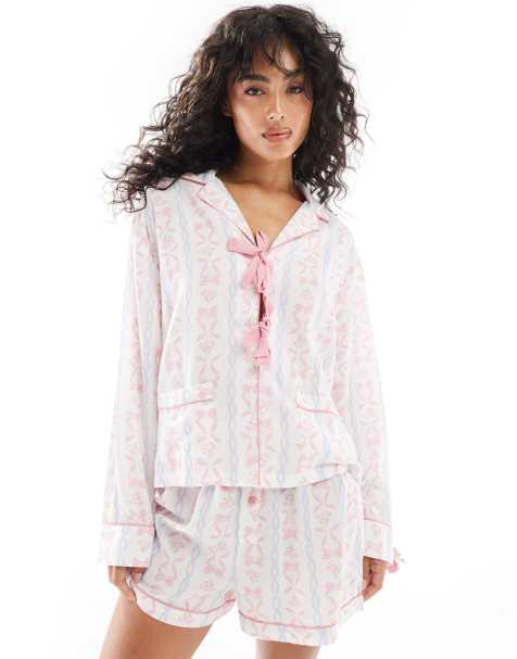 ASOS DESIGN – Pyjama mit vorne gebundenem Hemd und Shorts mit Schleifenprint - view 1