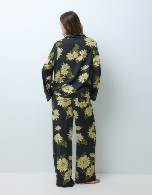 ASOS DESIGN Pyjama-Set aus gewebtem Modal mit Langarmhemd und Hose mit weitem Bein in dunklem Blumenprint, 2 von 5