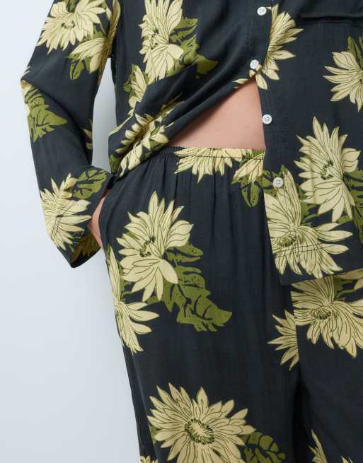 ASOS DESIGN Pyjama-Set aus gewebtem Modal mit Langarmhemd und Hose mit weitem Bein in dunklem Blumenprint, 3 von 5