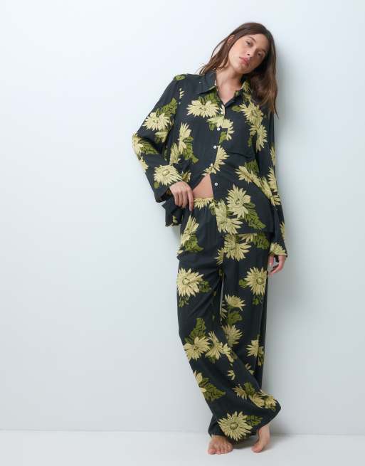 ASOS DESIGN Pyjama-Set aus gewebtem Modal mit Langarmhemd und Hose mit weitem Bein in dunklem Blumenprint, 4 von 5