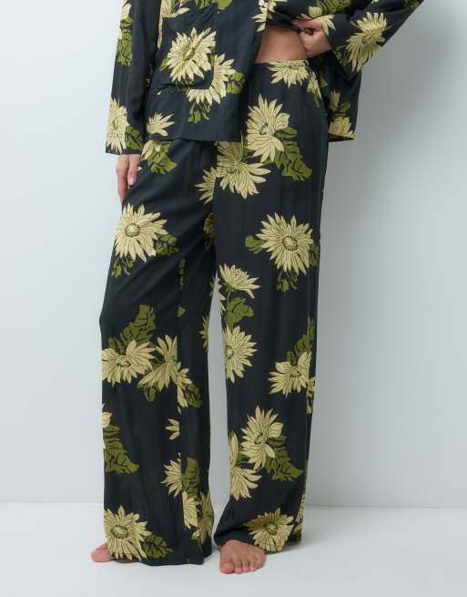 ASOS DESIGN Pyjama-Set aus gewebtem Modal mit Langarmhemd und Hose mit weitem Bein in dunklem Blumenprint, 5 von 5