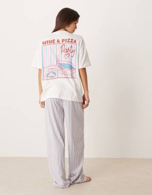 ASOS DESIGN - Pyjama-Set aus Jersey, bestehend aus Oversize-T-Shirt mit „Wine & Pizza"-Motivprint und weit geschnittener...