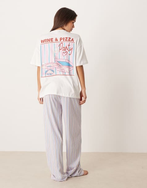 ASOS DESIGN – Pyjama-Set aus Jersey, bestehend aus Oversize-T-Shirt mit „Wine & Pizza“-Motivprint und weit geschnittener Hose - view 1