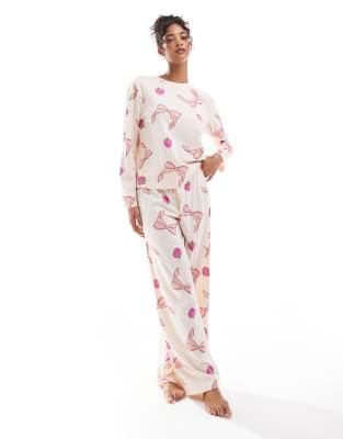 ASOS DESIGN - Pyjama-Set aus langärmligem Oberteil und Hose in Rosa mit Schleifen-Obst-Muster