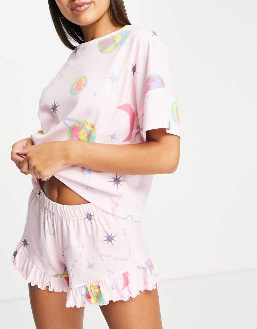 ASOS DESIGN – Pyjama-Set aus T-Shirt und gerüschten Shorts in Rosa mit Space-Design