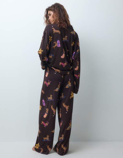 ASOS DESIGN Pyjama-Set aus Viskose mit langärmligem Hemd und Hose im Dackel-Print, 3 von 4