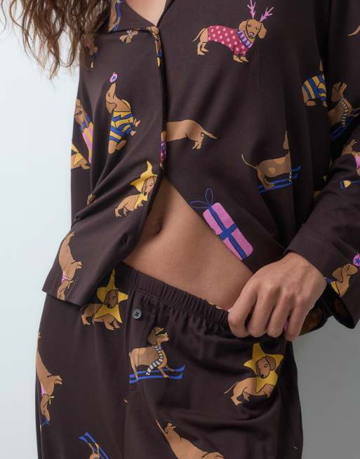 ASOS DESIGN Pyjama-Set aus Viskose mit langärmligem Hemd und Hose im Dackel-Print, 4 von 4