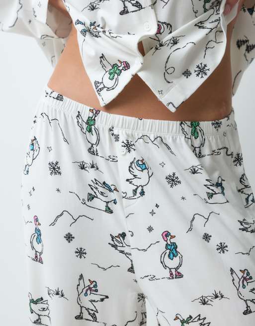 ASOS DESIGN Pyjama-Set aus Viskose mit superweichem Langarmhemd und Hose mit Gänseprint, 3 von 4