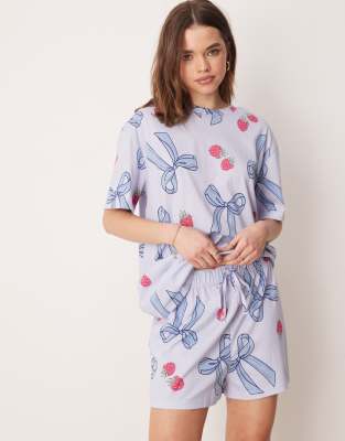 ASOS DESIGN - Pyjama-Set in Blau mit Schleifen- und Beerenmuster, aus Oversize-T-Shirt und Shorts