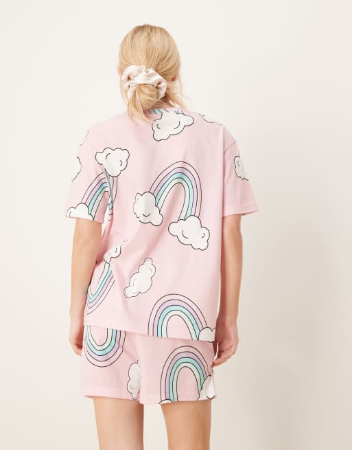 ASOS DESIGN – Pyjama-Set in Rosa mit Regenbogen-Printmuster, aus Oversize-T-Shirt und Shorts, 2 von 4