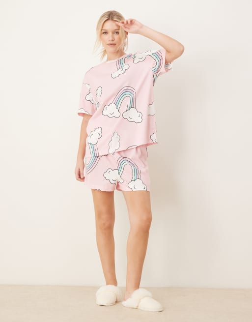 ASOS DESIGN – Pyjama-Set in Rosa mit Regenbogen-Printmuster, aus Oversize-T-Shirt und Shorts, 4 von 4
