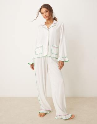 ASOS DESIGN - Pyjama-Set in Weiß mit Zickzack-Borte, aus Hemd und Hose