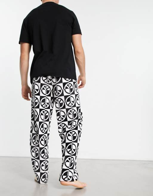 ASOS DESIGN pyjama set with t-shirt and trousers in black with fleece printed bottom, 2 of 4