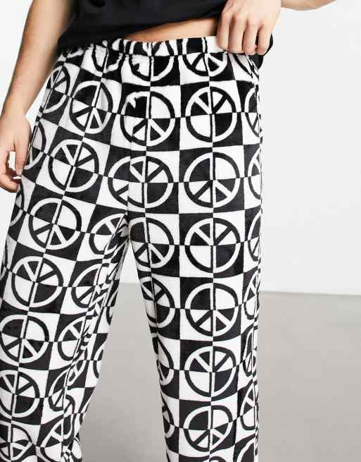 ASOS DESIGN pyjama set with t-shirt and trousers in black with fleece printed bottom, 3 of 4