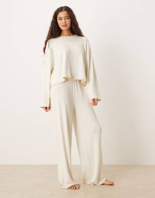 ASOS DESIGN - Pyjamahose aus weichem Jersey in Cremeweiß mit floralem Besatz und weitem Beinschnitt