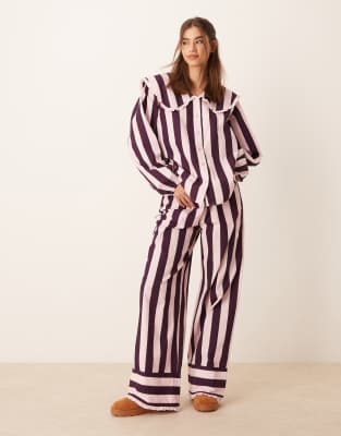 ASOS DESIGN - Pyjamahose mit Streifen in Burgunderrot und weitem Bein, Kombiteil-Bunt