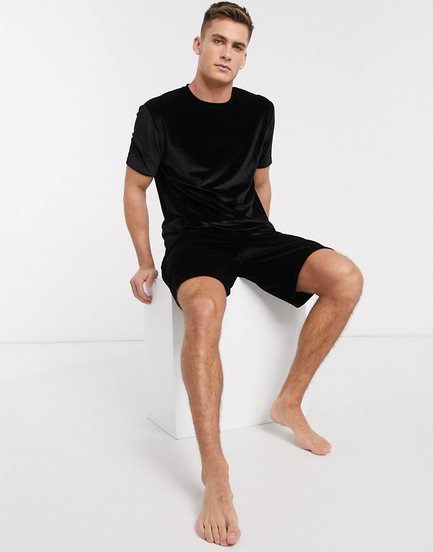 ASOS DESIGN - pyjamas shorts og t-shirt sæt i sort velour-Beige