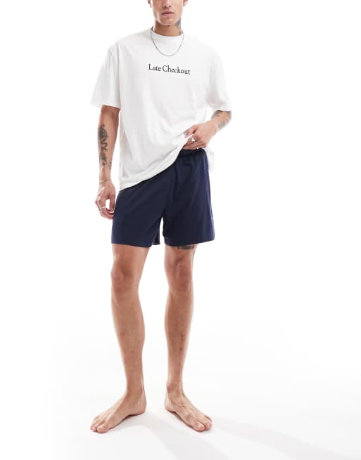 ASOS DESIGN - Pyjamaset met Late Checkout-slogan in marineblauw en wit