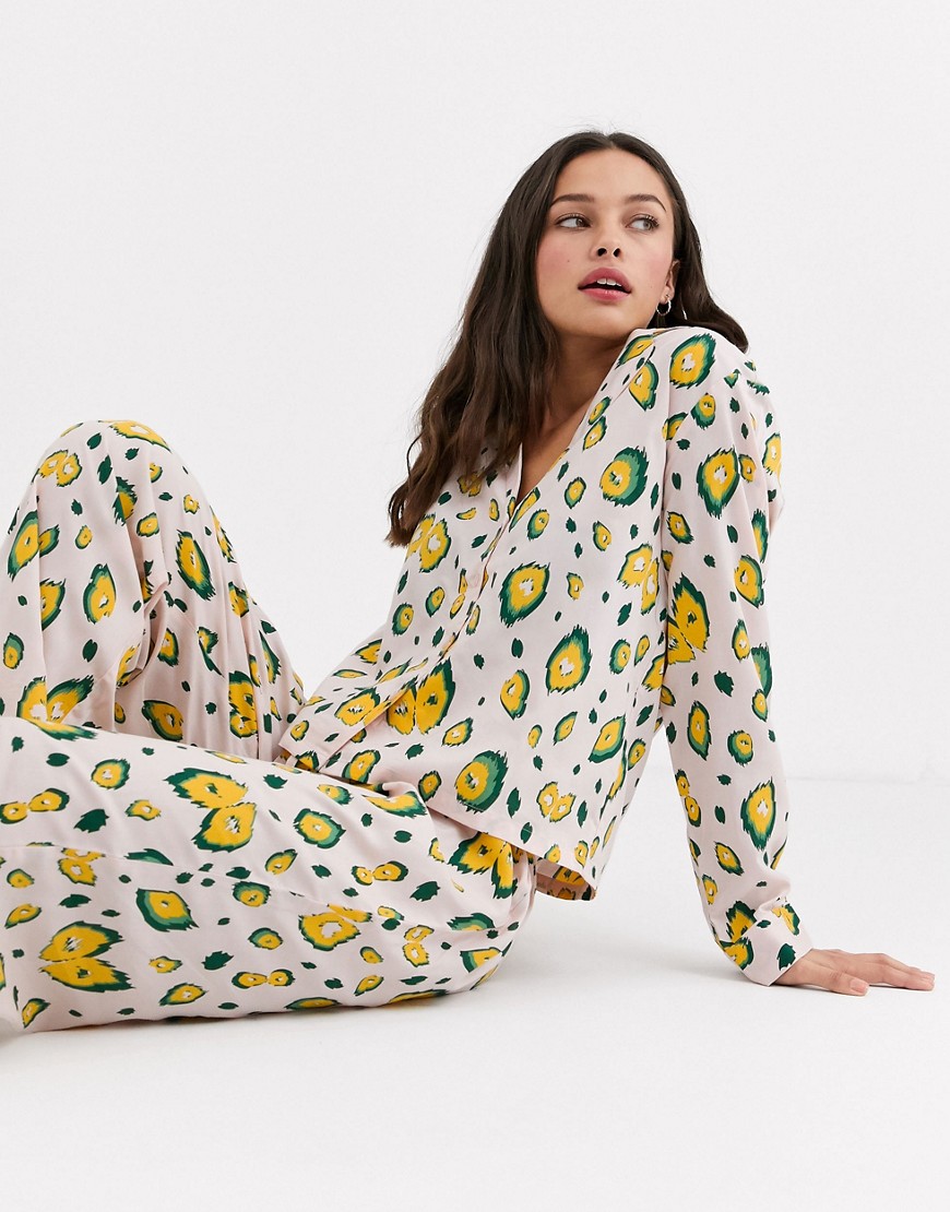 ASOS DESIGN - Pyjamaset met overhemd en broek met abstract dierenprint van 100% modal-Multi