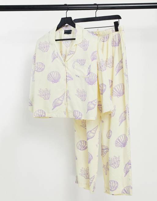 ASOS DESIGN - Pyjamaset met overhemd met lange mouwen en broek van modal met zeeschelpprint in geel