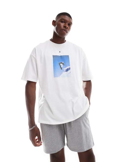 ASOS DESIGN - Pyjamaset met snowboard-prints in wit