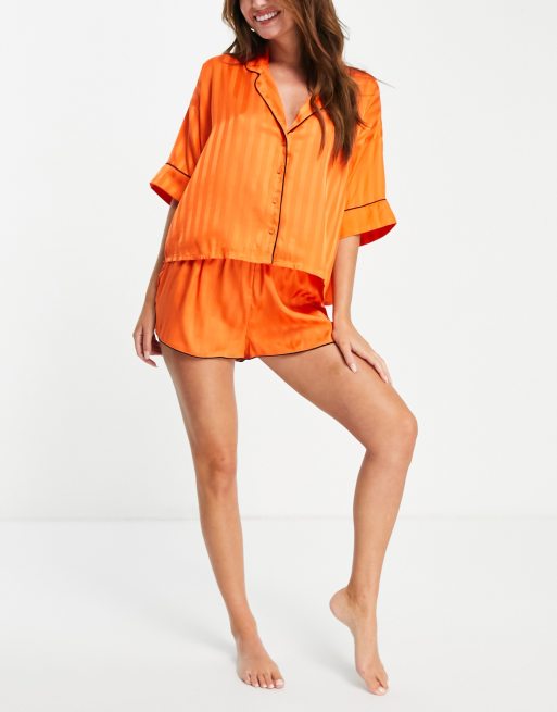 ASOS DESIGN - Pyjamaset van gestreept satijn jacquard met top met korte mouwen en short in oranje