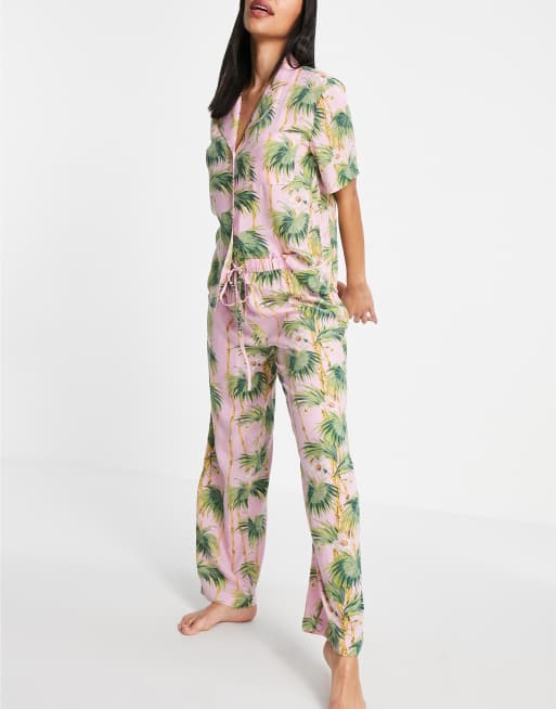 ASOS DESIGN - Pyjamaset van modal met overhemd met korte mouwen en broek met palmprint in roze