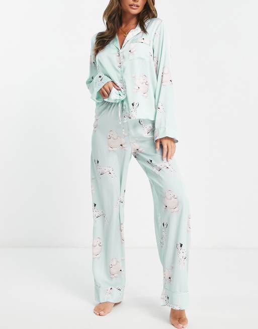 ASOS DESIGN - Pyjamaset van overhemd en broek van satijn met hondenprint in saliegroen