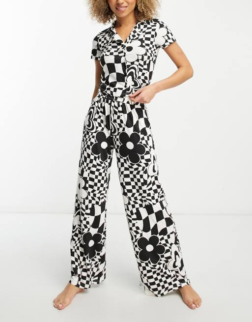 ASOS DESIGN - Pyjamaset van overhemd en broek van viscose met bloemen en dambordruit in zwart en wit