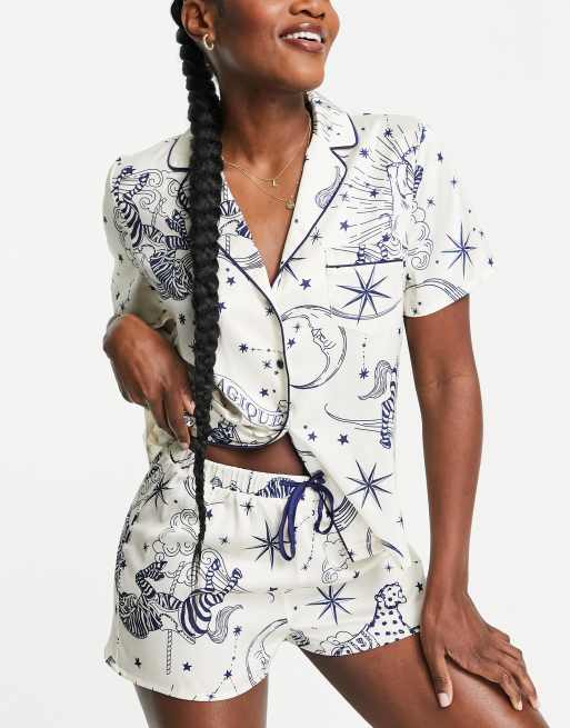 ASOS DESIGN - Pyjamaset van overhemd en shorts met hemelse print in crème met blauw