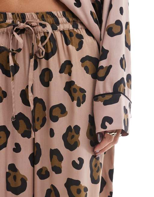 ASOS DESIGN - Pyjamaset van overhemd met lange mouwen en broek van modal in luipaardprint, 3 van 4