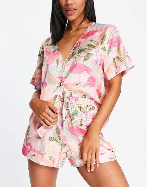 ASOS DESIGN - Pyjamaset van overhemd zonder kraagje en shorts van satijn met flamingoprint in roze