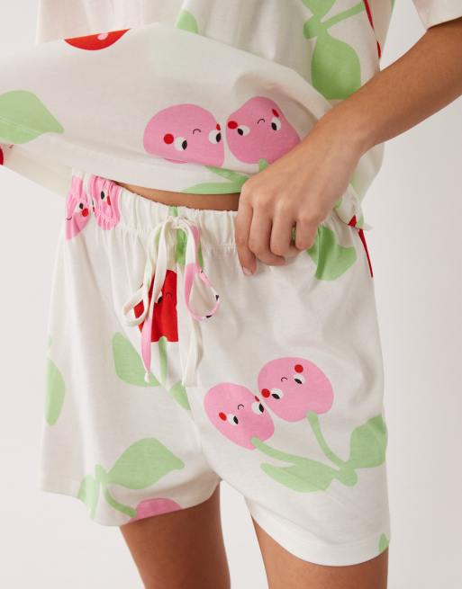 ASOS DESIGN - Pyjamaset van oversized T-shirt en short met kersenprint in rood en roze, 3 van 4