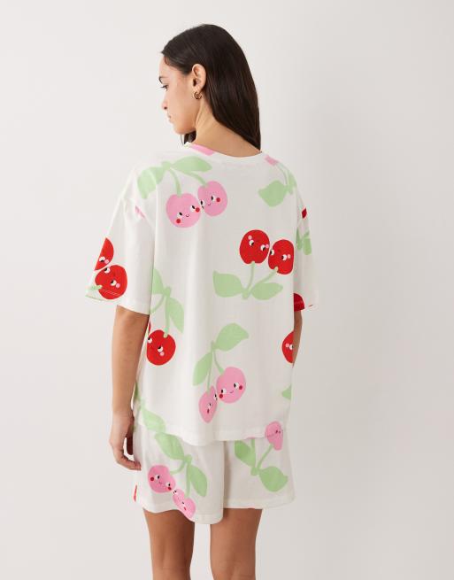 ASOS DESIGN - Pyjamaset van oversized T-shirt en short met kersenprint in rood en roze, 4 van 4