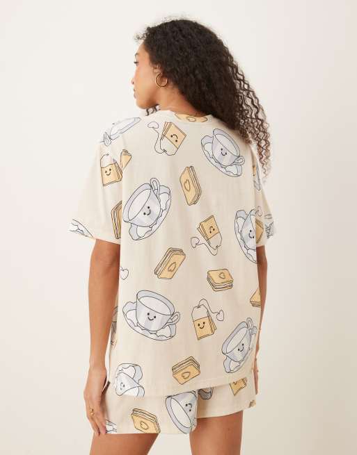 ASOS DESIGN - Pyjamaset van oversized T-shirt en short met thee en biscuit-print in crème, 3 van 4