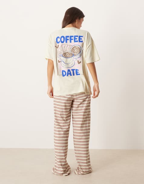 ASOS DESIGN - Pyjamaset van oversized T-shirt met grafische meisjesachtige koffieprint en broek met wijde pijpen in bruin - view 1