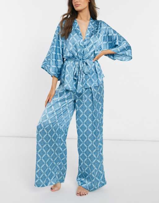 ASOS DESIGN - Pyjamaset van premium satijnen overhemd met strikceintuur in de taille en broek in blauw