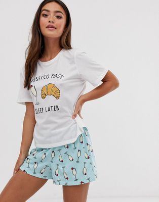 ASOS DESIGN - Pyjamaset van T-shirt en short met prosecco-print-Wit