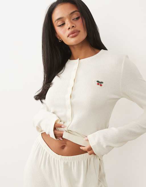 ASOS DESIGN - Pyjamaset van vest met wafelstructuur, knoopsluiting en gehaakte kersenprint en broek in wit, 3 van 4