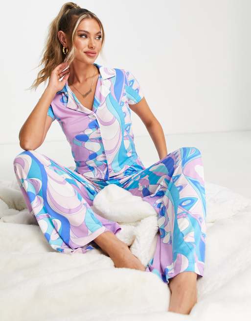 ASOS DESIGN - Pyjamaset van viscose met overhemd en broek met sjaalprint in lila en blauw