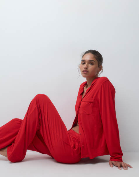 ASOS DESIGN pyjamaset van viscose met superzacht shirt met lange mouwen en broek in rood - view 1