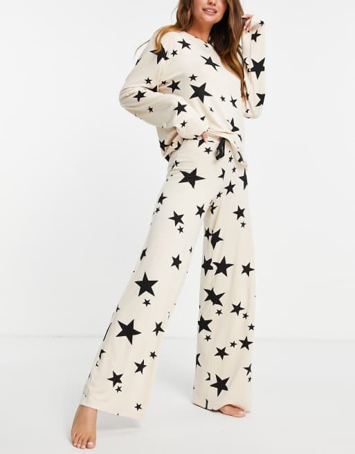 ASOS DESIGN - Pyjamaset van viscose van top met lange mouwen en broek met wijde pijpen en sterrenprint in beige en zwart in cadeautas